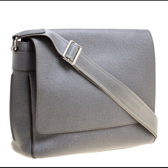 Louis Vuitton Taiga Milo Glacier Messenger Bag - Picture 2 of 4